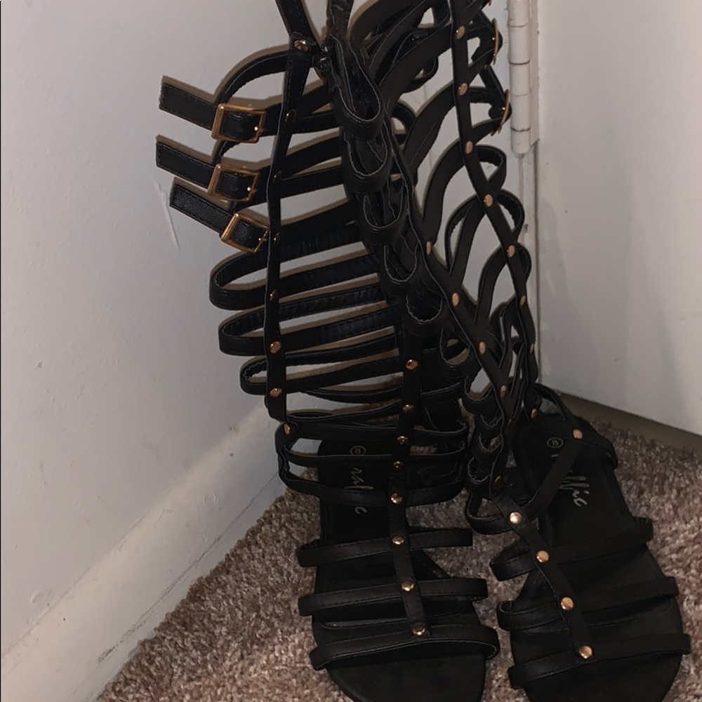 SOLD 💕💕 Black strappy sandals